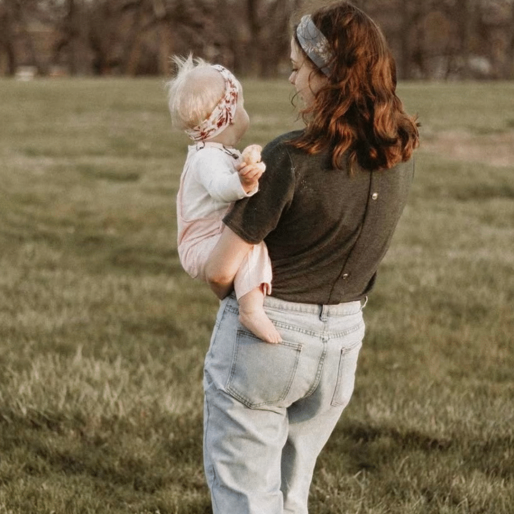 BT holding Winnie double headband square